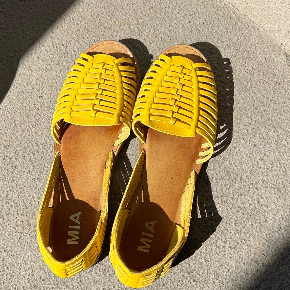 MIA yellow Huarache open toe sandal shoe size 7